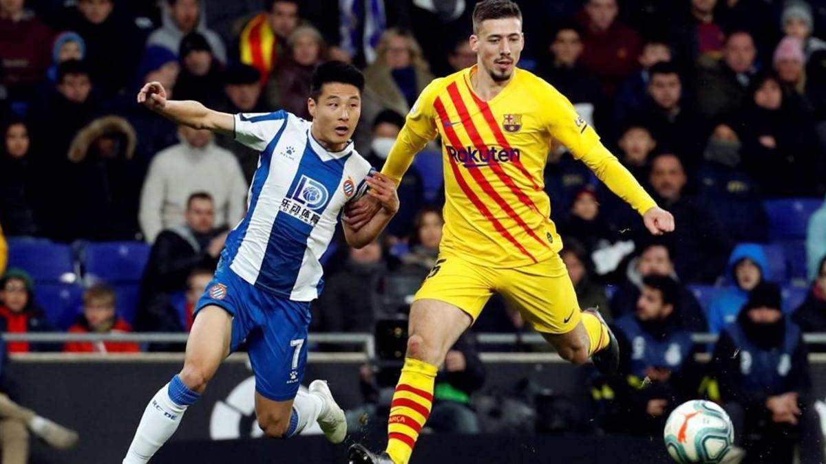 Wu Lei presiona a Lenglet en una acción del derbi.