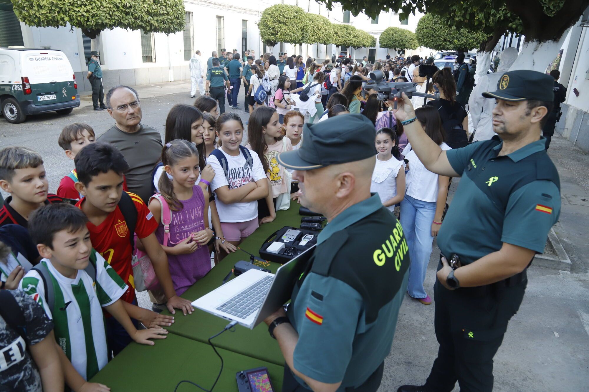 La Jornada de puertas abiertas de la Guardia Civil de Córdoba, en imágenes