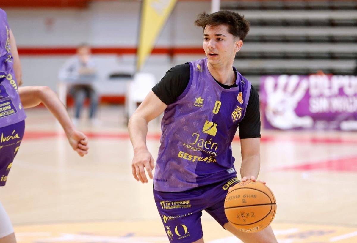 Alejandro Orozco controla el balón.