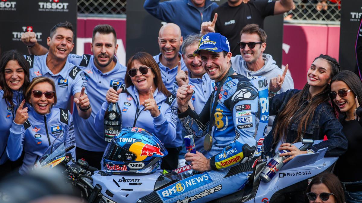 Àlex Márquez celebra con su equipo la victoria al Sprint