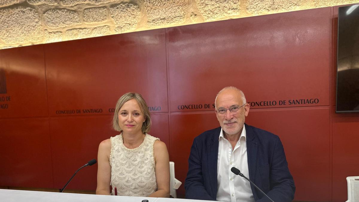 Los concejales socialistas de Santiago Marta Abal y Sindo Guinarte.