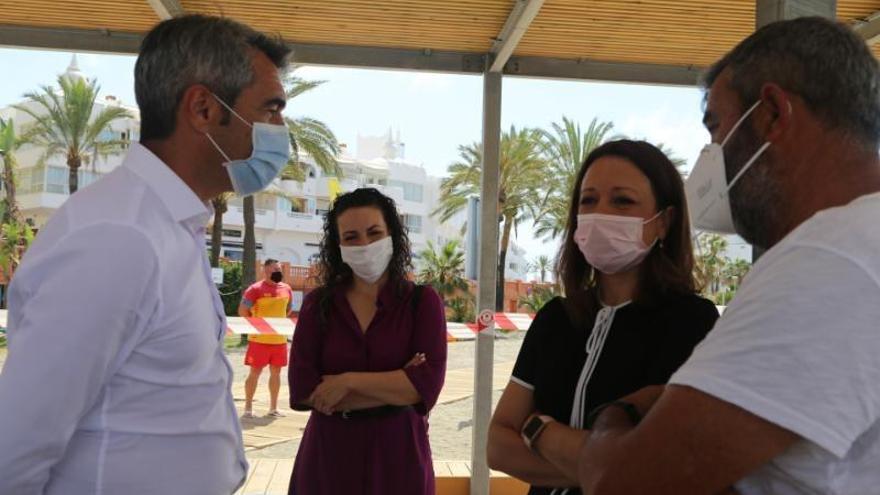 El alcalde, Víctor Navas, y la delegada, Patricia Navarro, charlan ante la edil Encarnación Cortes.