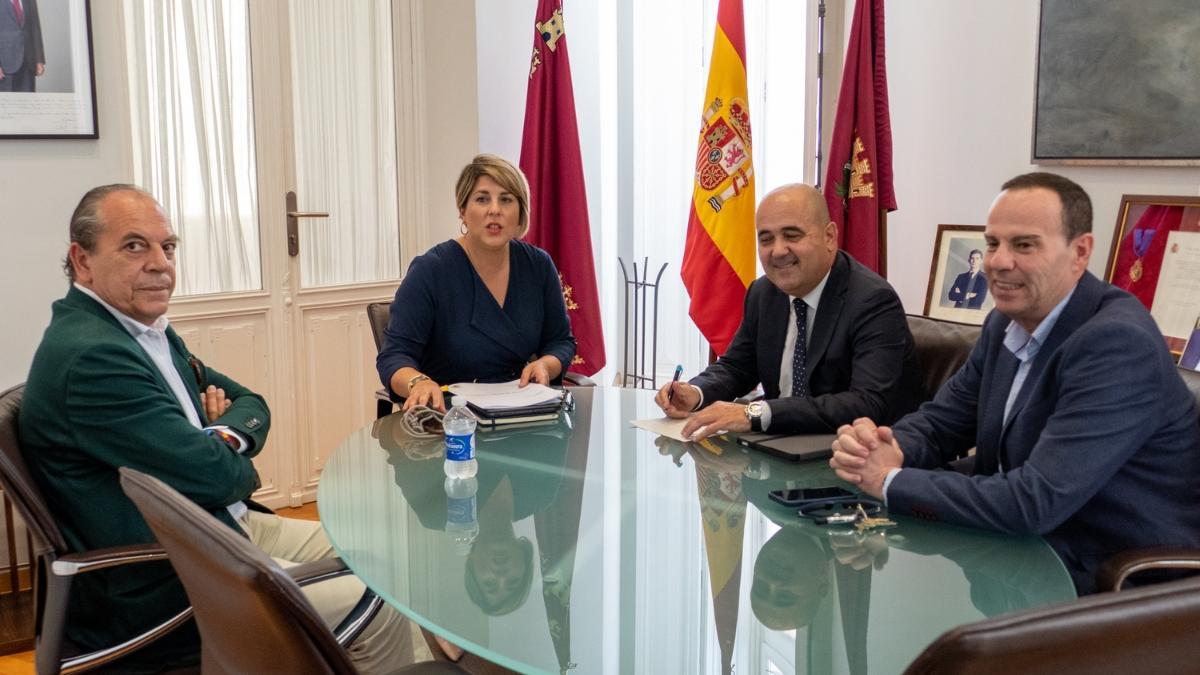 La alcaldesa, Noelia Arroyo, se reunió este martes con representantes de la Cámara de Comercio.