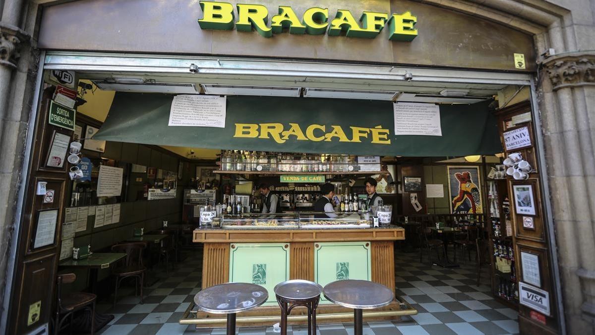 Fachada del café Bracafé de la calle Casp, que anuncia su cierre en agosto.