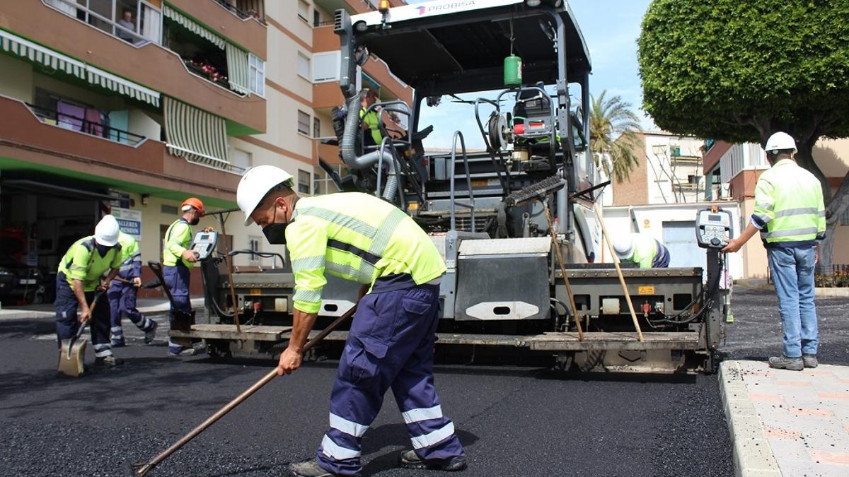 Operarios trabajan en el nuevo plan de asfalto del Ayuntamiento de Fuengirola.