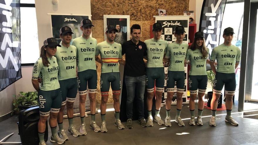 Ruiz de Larrinaga ha ejercido de padrino en la visita del Teika UCI Team a SpiukSportline