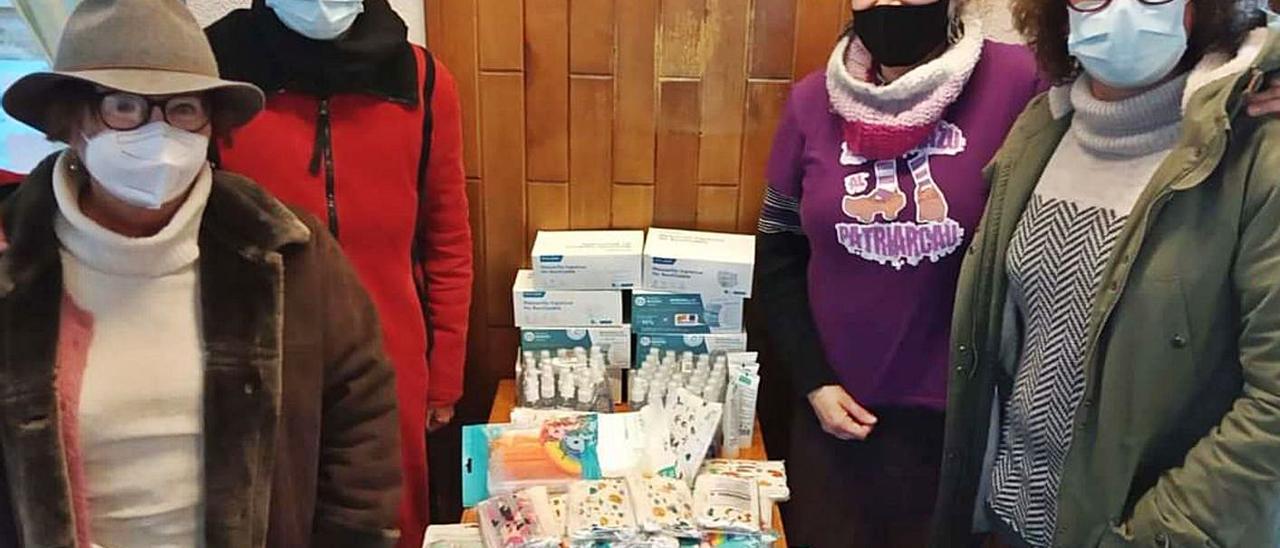 Por la izquierda, Adela Tomás, Carolina Carmona, Carmen Codesal y Sol Herrero, con material sanitario –mascarillas y geles desinfectantes– reunido por el colectivo. | R. E. S. R.