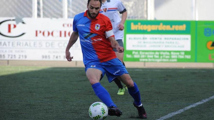 Acebal conduce el balón en el choque ante el Ceares.