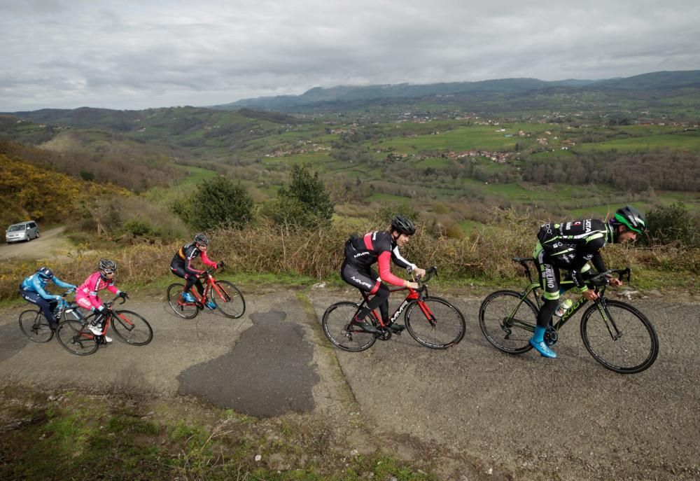 Subida de reconocimiento al final de la etapa de la Vuelta a España en Nava