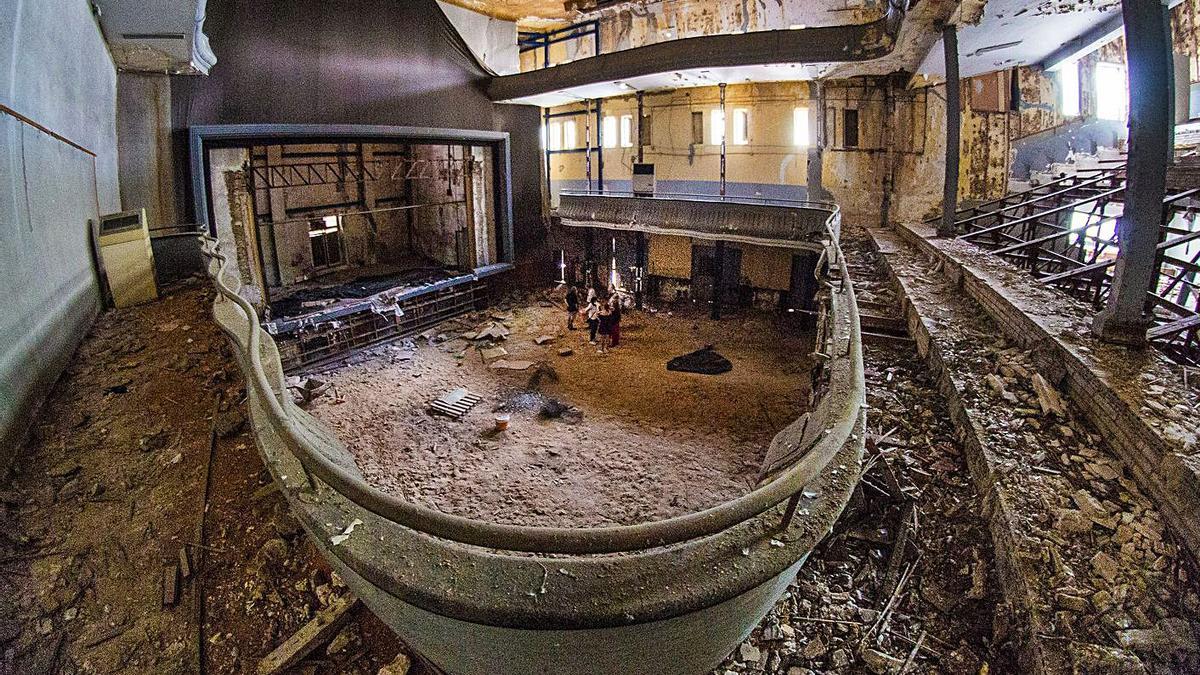 Imagen interior del edificio que acogió el cine Ideal, durante una visita técnica reciente. | ALEX DOMÍNGUEZ