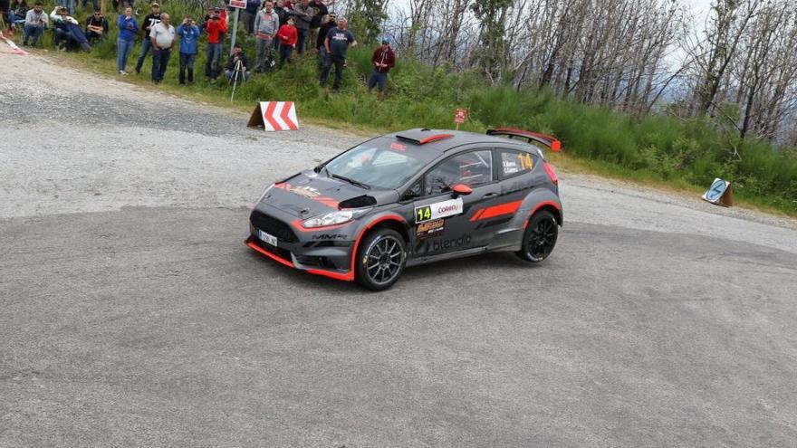 El Ford R5 con el que Alonso y Carrera participaron en esta ocasión en Ourense. // A. Novoa