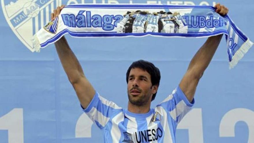 Van Nistelrooy ya luce la camiseta del Málaga