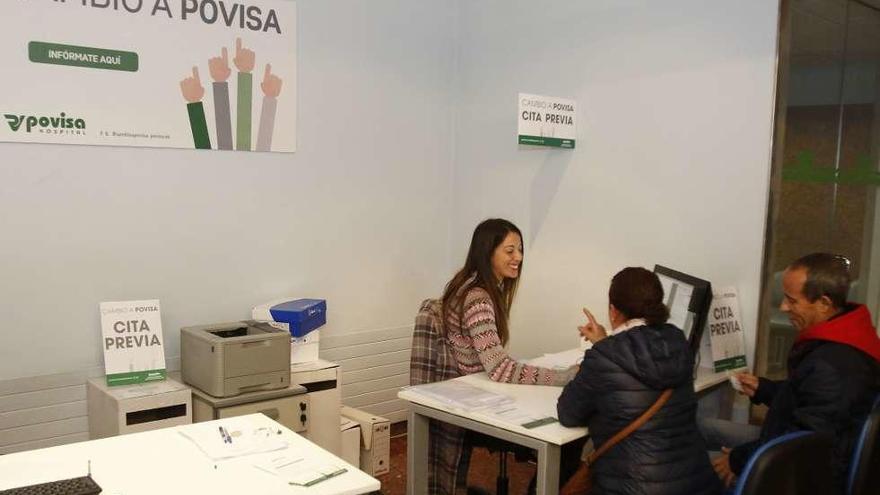 Usuarios tramitan el cambio de hospital en los puestos habilitados por Povisa. // Faro
