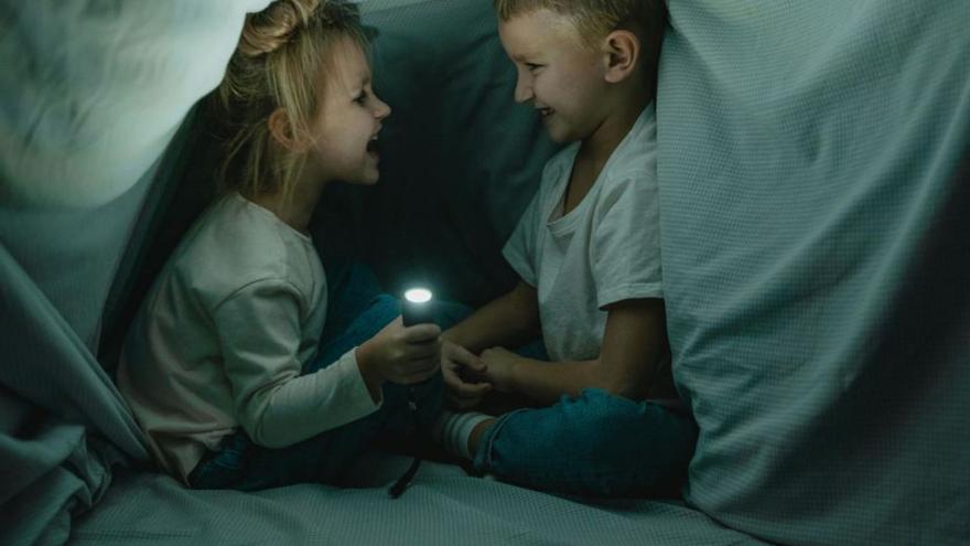 Dos niños contándose una historia. | |  PEXELS / TIMA MIROSHNICHENKO