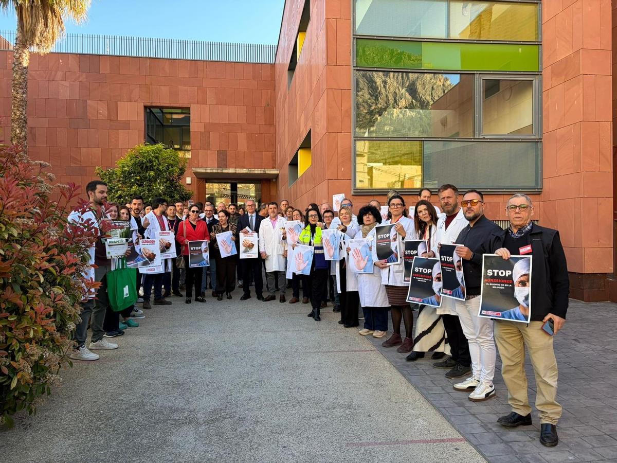 Concentración contra las agresiones a sanitarios en el centro de salud de Cieza.