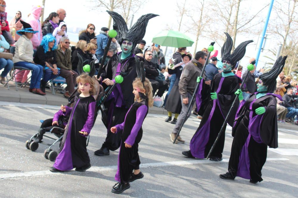 Roses viu un carnaval pletòric de gent i bon temps