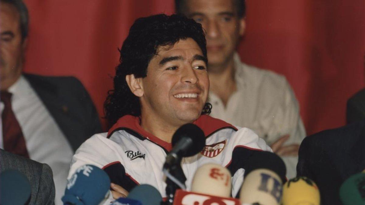 Maradona en una rueda de prensa con el Sevilla