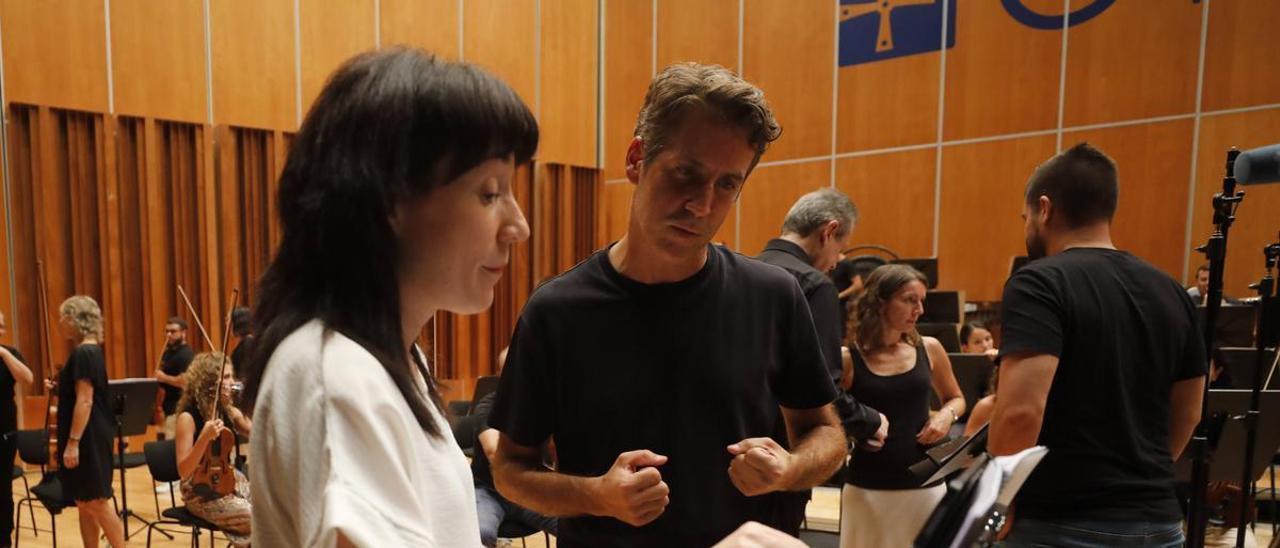 Noelia Rodiles y Lucas Macías charlan durante un descanso de los ensayos de la grabación de la «Partita n.º 4» de  Julián Orbón.