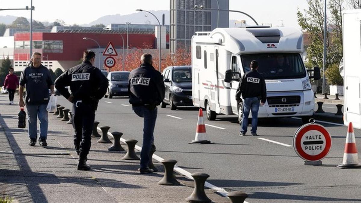 La policía francesa realiza un control en el puente que une Irún con Hendaya.