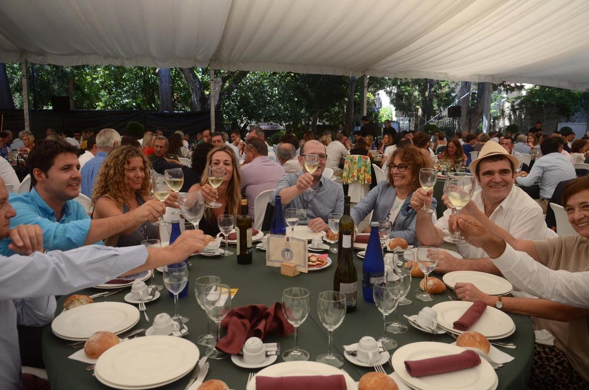 Asistentes a una edición del Xantar de la Festa do Albariño de Cambados.