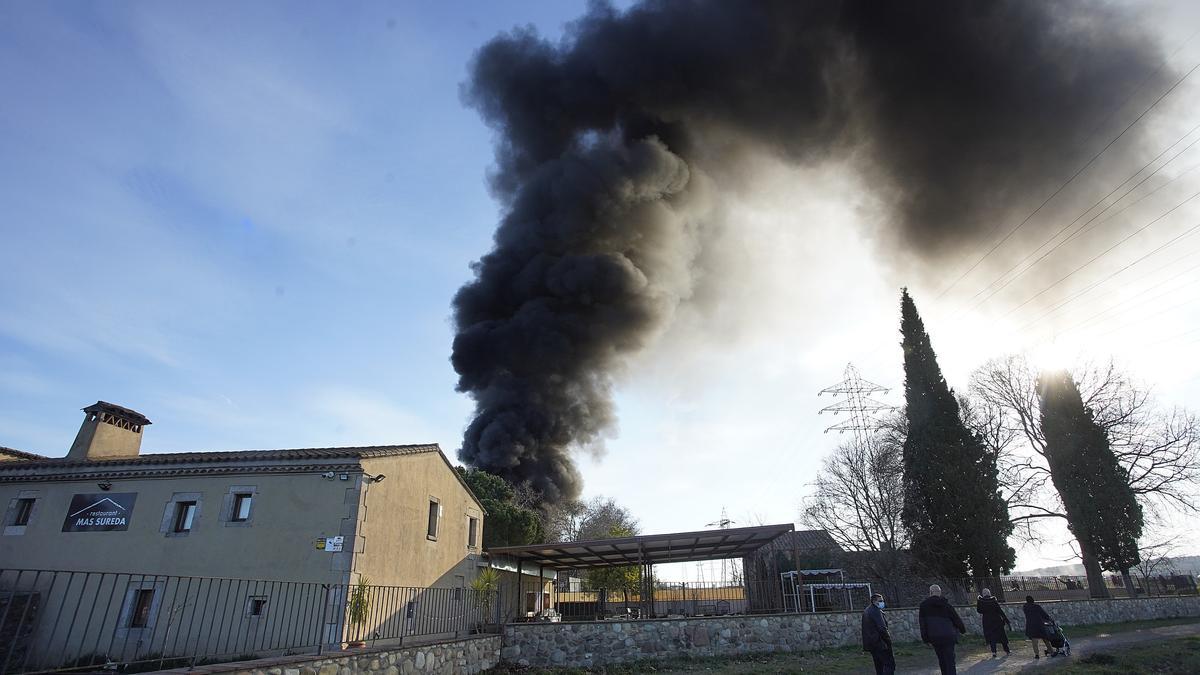 Crema un autobús buit en un aparcament de Girona