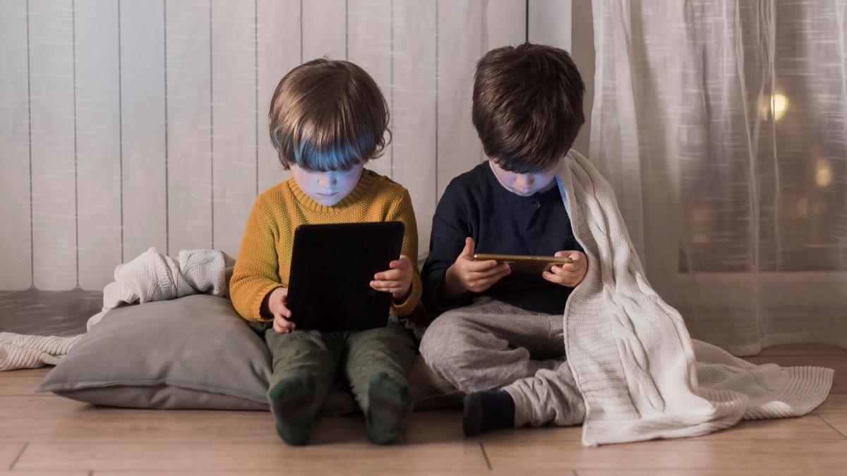 Dos niños con pantallas