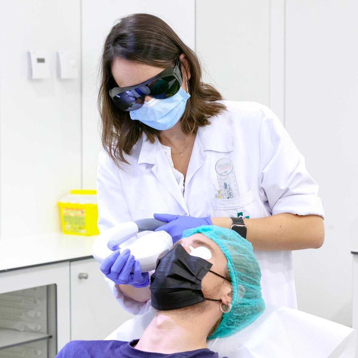 La dra. Comas fent una sessió de tractament de làser IPL.