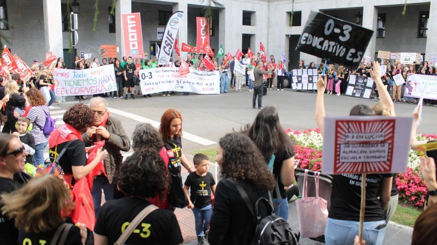 Las trabajadoras de las escuelinas siguen protestando por las calles de Oviedo: &quot;No cuidamos niños, los educamos&quot;