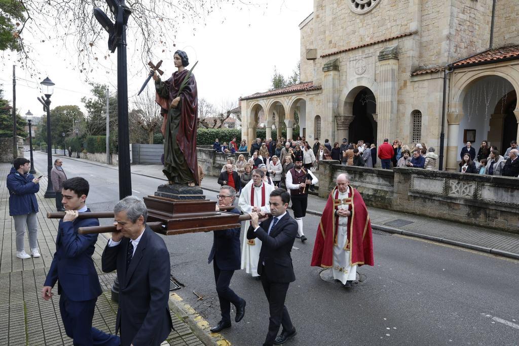 VÍDEO: Somió celebra a su patrón San Julián con la tradicional procesión y comida popular: "Hace unión entre los vecinos"
