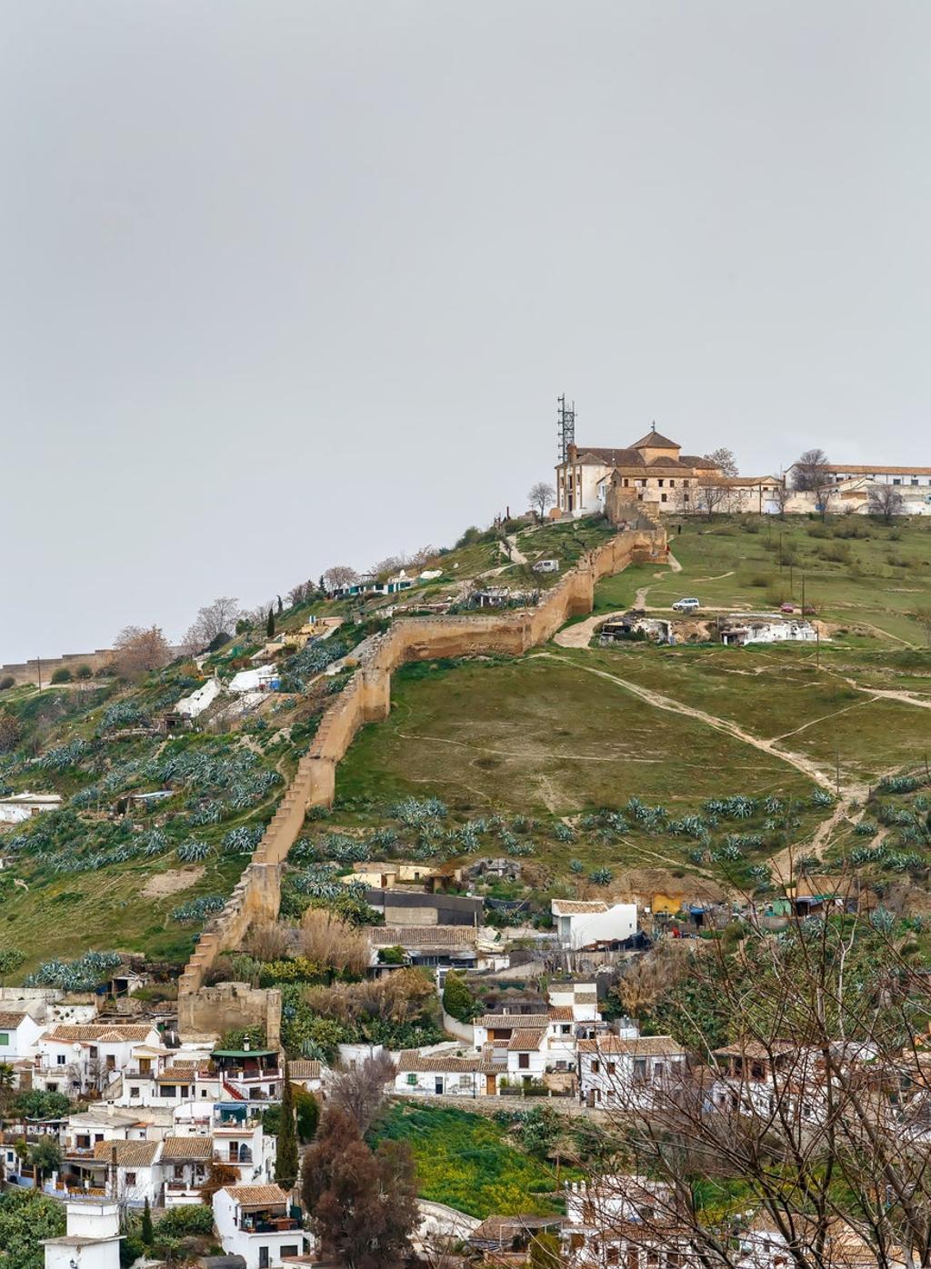 Vista de la Ermita de San Miguel Alto, Granada, España.