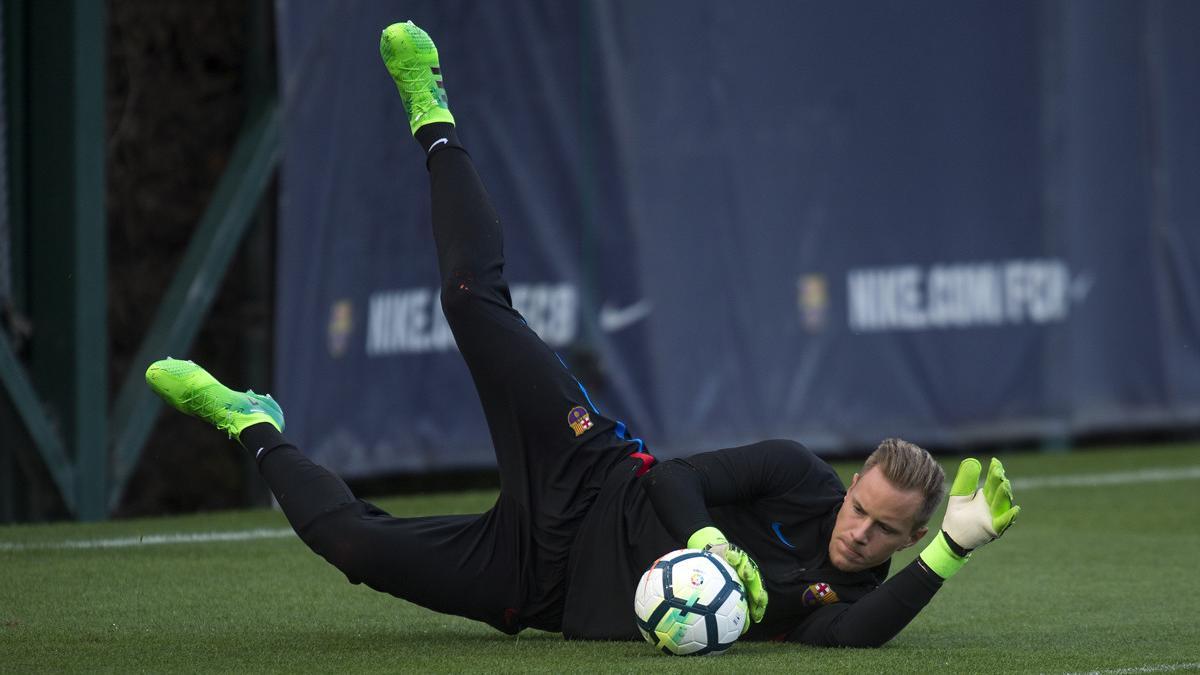 Ter Stegen bloca un balón en un entrenamiento del Barcelona