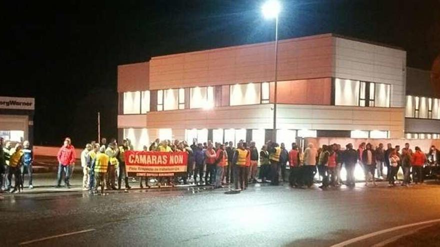 Trabajadores, concentrados ante la puerta de la planta en Zamáns.