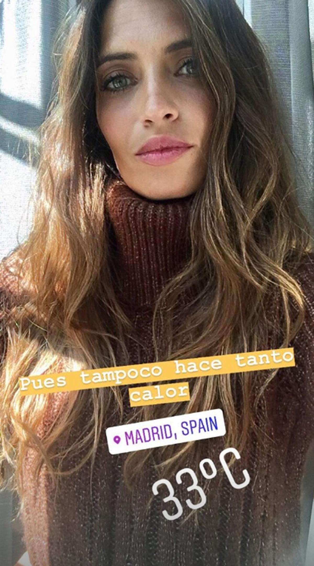 Sara ataviada con un jersey de cuello alto en pleno verano.