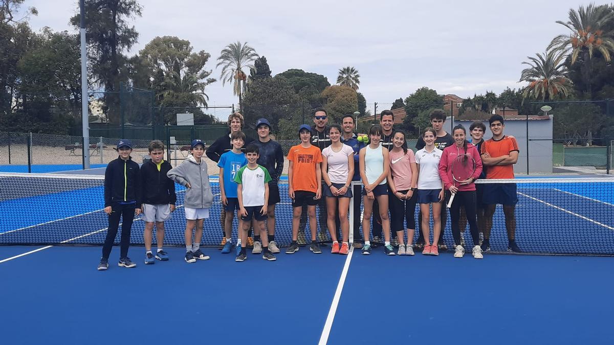 Integrantes del equipo y la escuela del Club Español de Tenis, en la inauguración