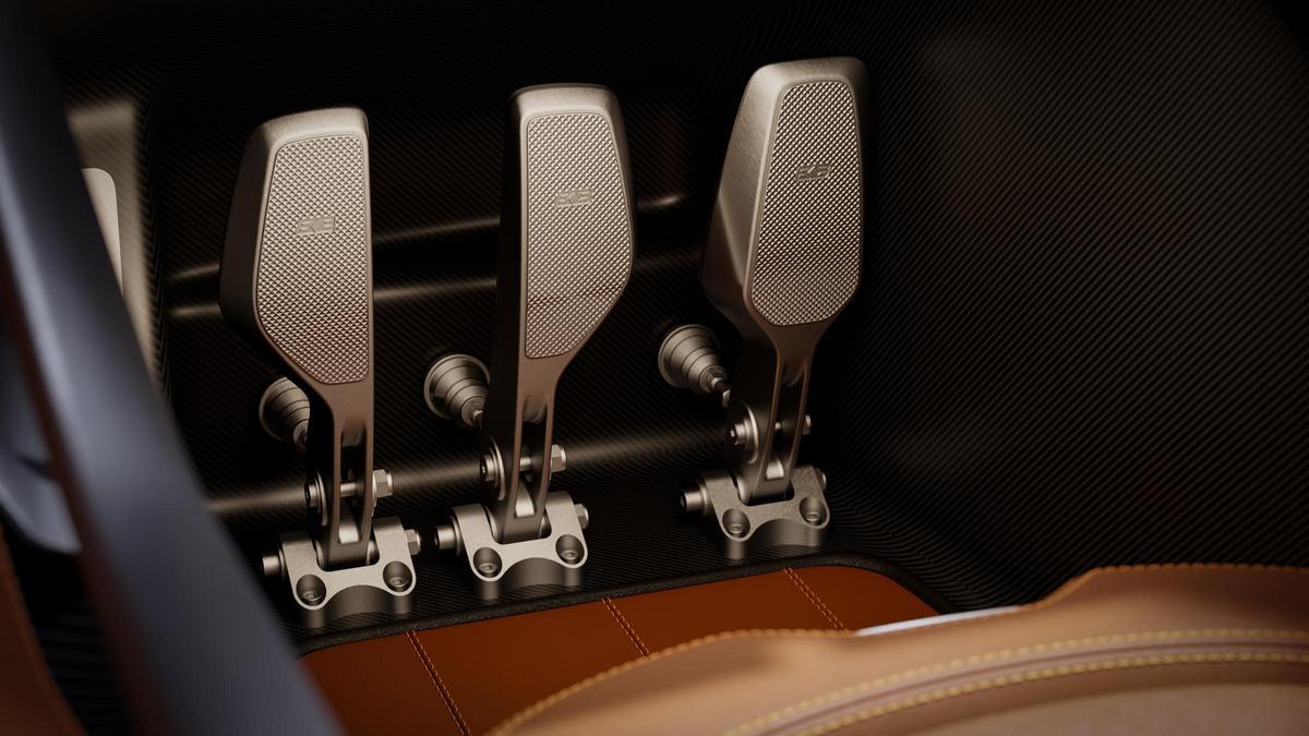 En lugar de un sistema multimedia convencional, el Blackbird utiliza el teléfono del conductor para funciones como Apple CarPlay, Android Auto o la navegación.
