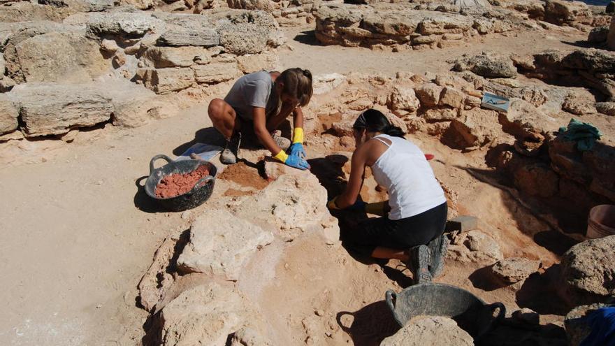 Voluntarias limpiando sedimentos de una tumba ayer en la necrópolis de Son Real.