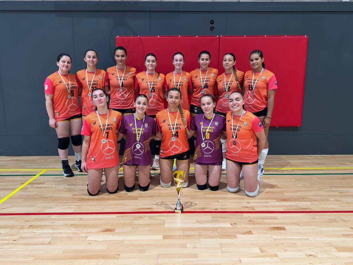 Integrantes del equipo junior femenino de la AD Playas de Llanes.