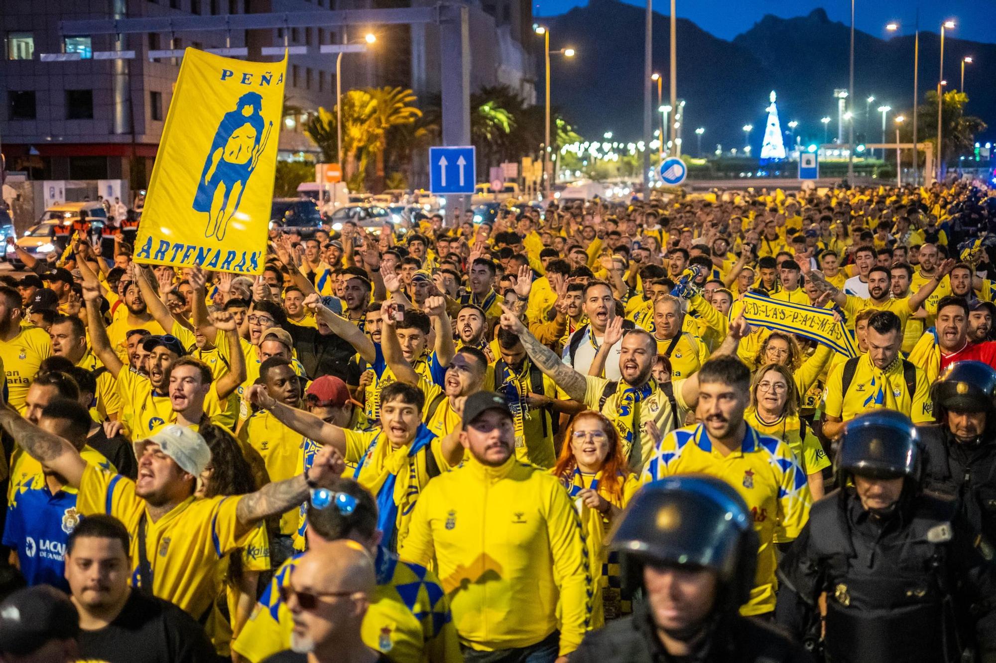 Llegada de la marea amarilla a Tenerife antes del derbi