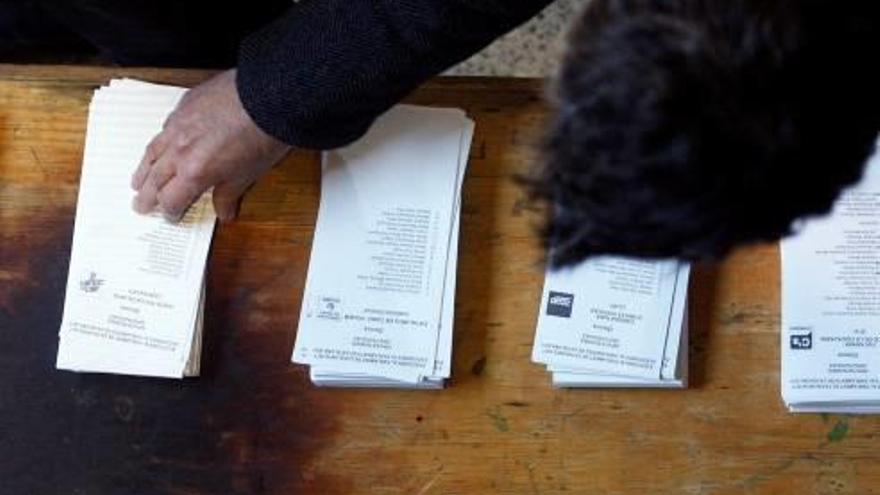 Un elector al col·legi Verd de Girona durant les eleccions del 21-D.