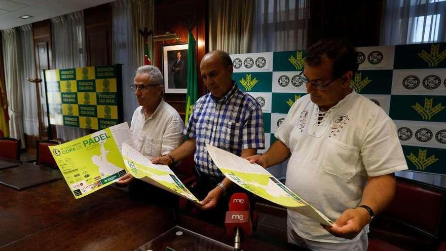 Organizadores y patrocinadores con el cartel del Torneo de Pádel.