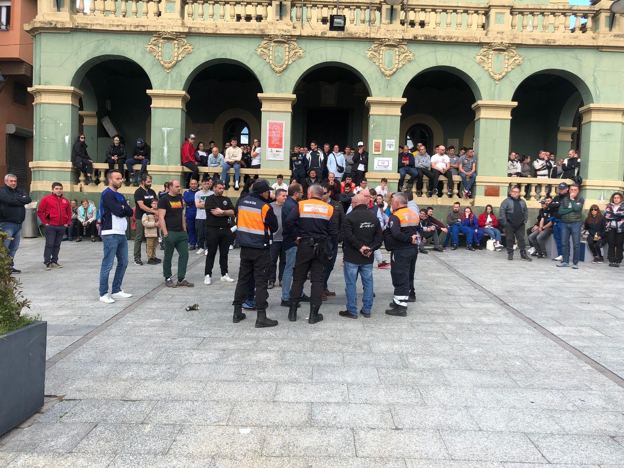 Concentración en la plaza del Ayuntamiento de Tineo en señal de luto por los fallecidos en el rally