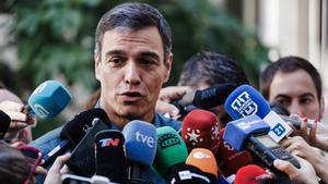 El presidente del Gobierno de España y candidato a la reelección por el PSOE, Pedro Sánchez, atiende a los medios después de votar en el Colegio de Nuestra Señora del Buen Consejo, a 23 de julio de 2023, en Madrid (España).