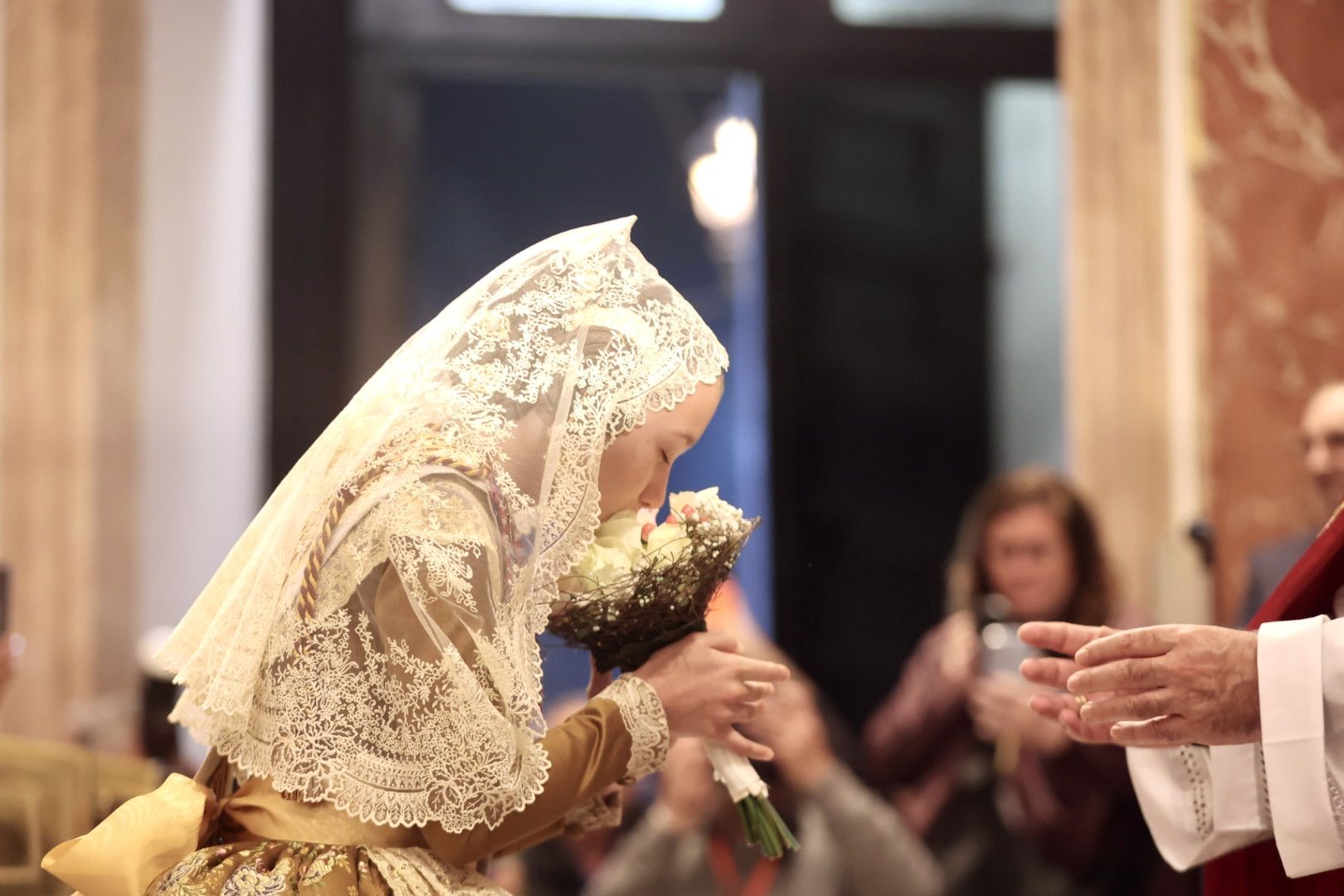 Ofrenda Fallas 2023 | Así ha sido la llegada de Paula Nieto a la plaza de la Virgen