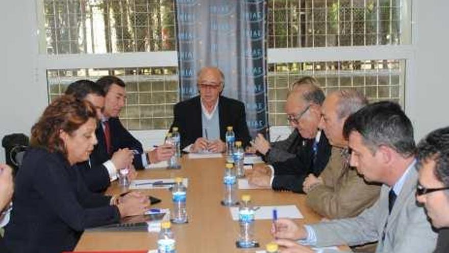 Reunión entre empresarios, senadores y diputados.