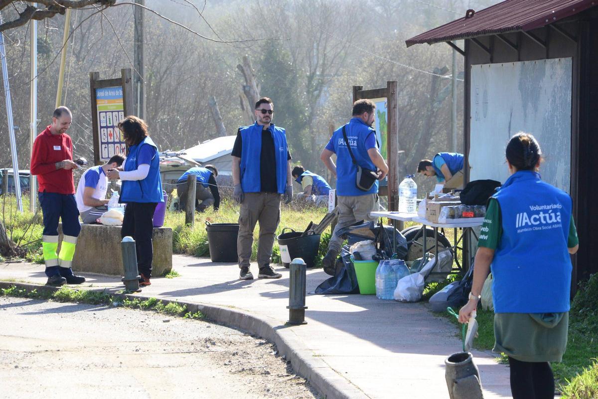 La limpieza de la playa de Area de Bon, en Bueu, en imágenes (I)