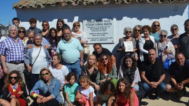 En el centro la placa que fue destruida, durante el primer homenaje. | E. P.