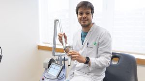 El Dr. Javier Antoñanzas, especialista del Departamento de Dermatología