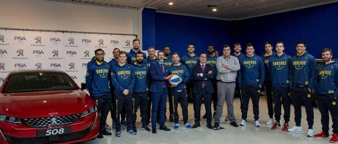 El Club Ourense Baloncesto visitó ayer el concesionario de Peugeot. // Carlos Domarco