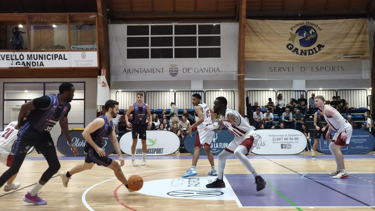 Acció definsiva del Bisbal Bàsquet en el partit contra el Gandia