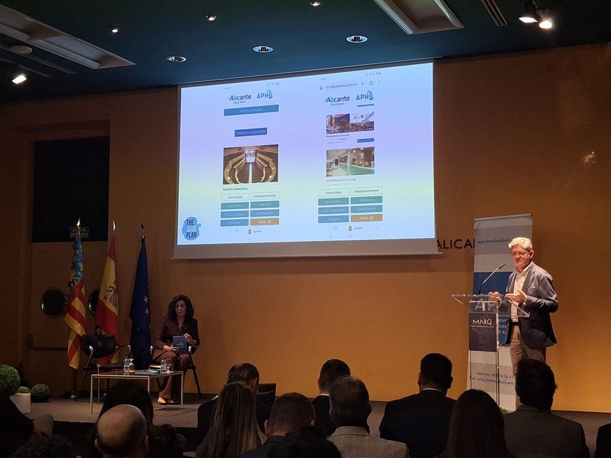 Arturo Jiménez, durante la presentación de "easyalicante" en el Marq.